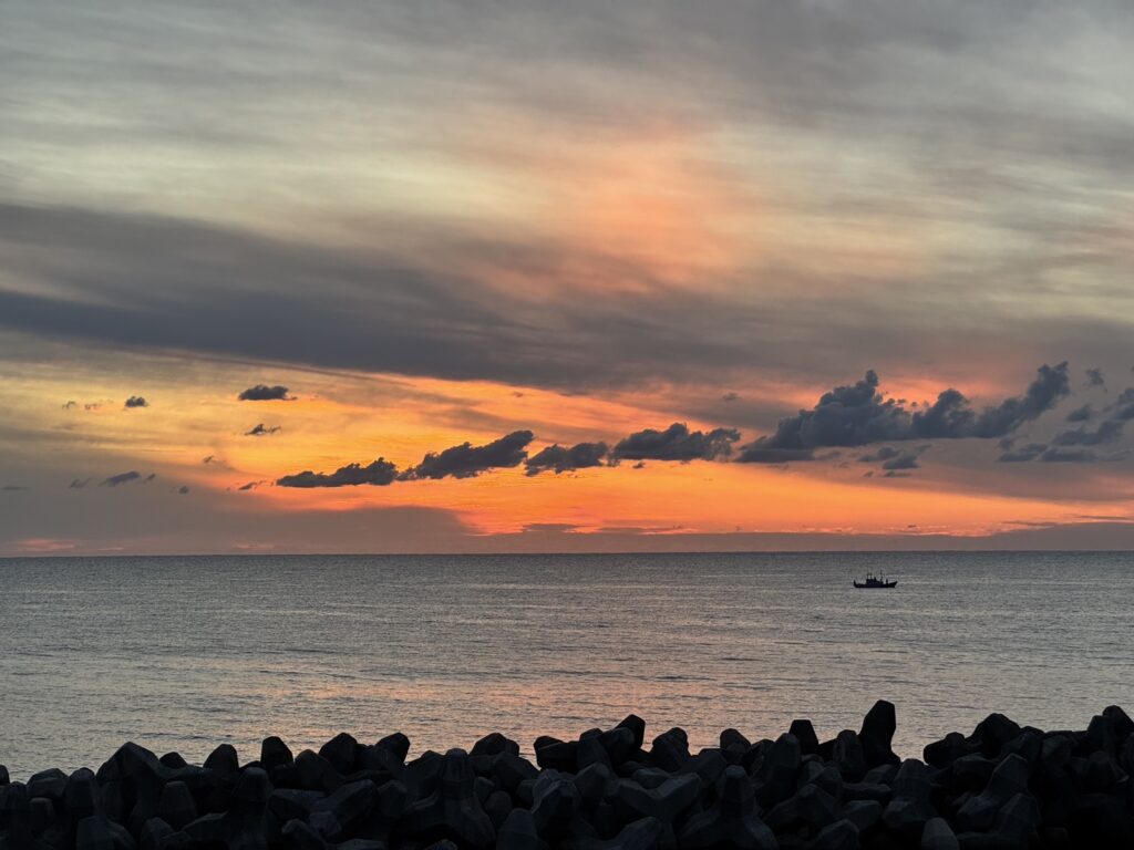 宿「TOGISO」の前から望んだ日本海の夕焼け