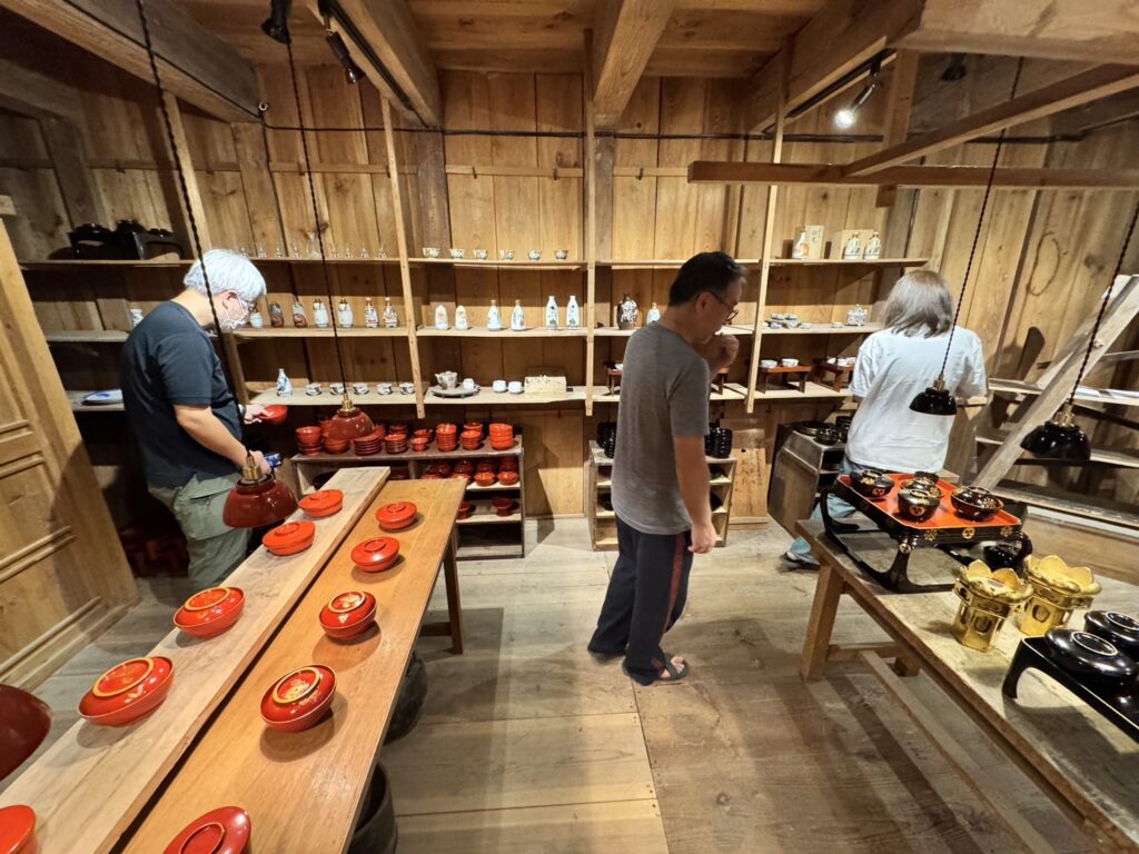 TOGIZO」の内部。和島塗りが丁寧に美しい
