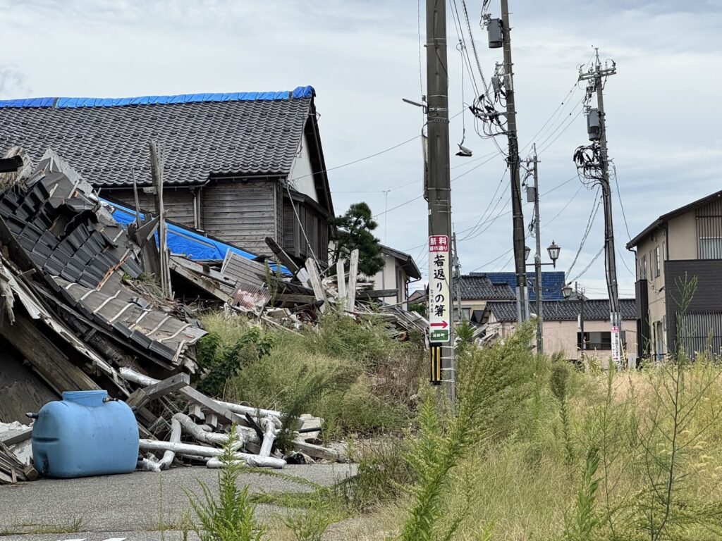 崩れた家々や焼け跡の朝市跡